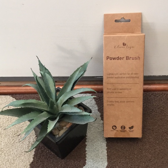 Olivia Lane powder brush - Picture 3 of 7